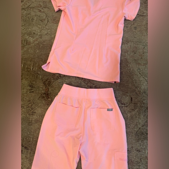 Fight Club Pink FIGS scrub set XS-S - Picture 6 of 8